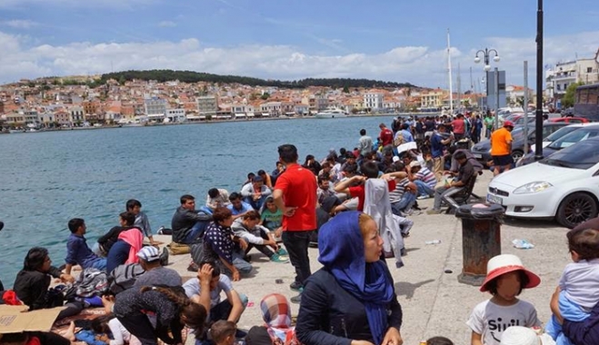 Ευρεία σύσκεψη στη Λέσβο - Συνωστισμός στην πλατεία Βικτωρίας