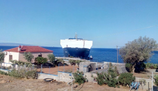 Λακωνία: Τουρκικό πλοίο βγήκε στη στεριά και κατέληξε απέναντι από αυλές σπιτιών - Δείτε την απίστευτη πορεία του [pics]