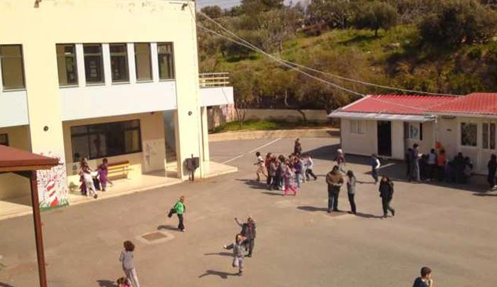 Νεκρός 19χρονος ενώ έπαιζε μπάσκετ σε αυλή δημοτικού σχολείου