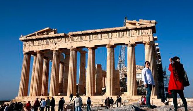 Απίστευτο: Κατέρρευσε μέρος του Παρθενώνα έπειτα από παρκούρ Ρώσων