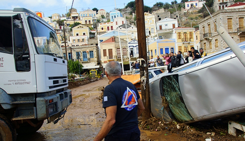 Η Περιφέρεια αναλαμβάνει την αποκατάσταση του γηπέδου Σύμης, που καταστράφηκε από τις πλημμύρες του 2017