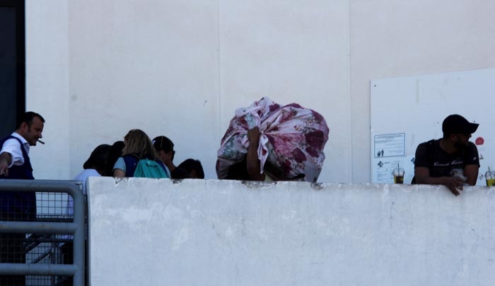 Αστυνομικές δυνάμεις εκκενώνουν το Ελληνικό από τους πρόσφυγες [εικόνες &amp; βίντεο]