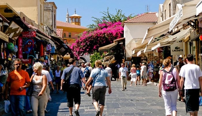 Sete Intelligence: Στα 67 ευρώ συρρικνώθηκε η μέση ημερήσια δαπάνη των τουριστών το 2016
