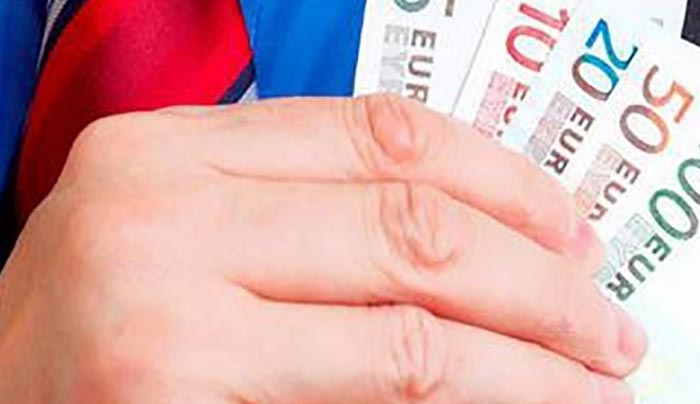 Εισέπραττε συντάξεις συγγενών του που είχαν αποβιώσει!