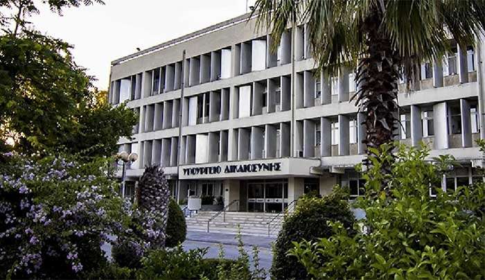 To Υπ. Δικαιοσύνης βάζει "κόφτη" στις αναστολές που δίνουν τα δικαστήρια στο κλείσιμο καταστημάτων για πώληση ποτών σε ανήλικους