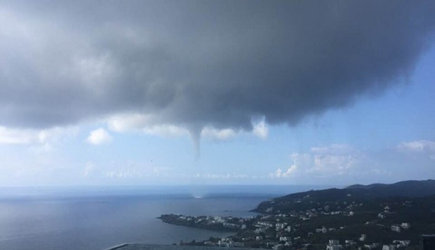 Ένας εντυπωσιακός υδροστρόβιλος τάραξε τα νερά στη Σύρο [βίντεο]