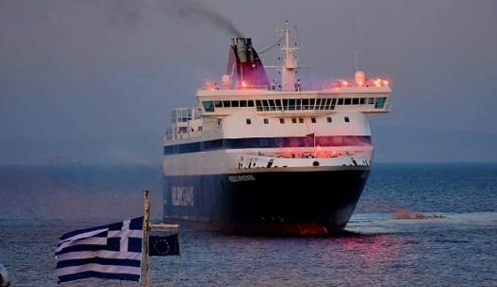 Ο εντυπωσιακός χαιρετισμός του «Νήσος Μύκονος» στη Χίο -Κόρνες, καπνογόνα, φωτοβολίδες [βίντεο]