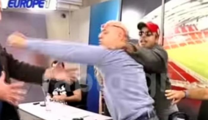 Θεσσαλονίκη: Εισβολή οπαδού και ξύλο σε απευθείας μετάδοση - Χαμός σε τηλεοπτική εκπομπή [vid]