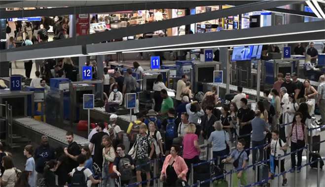 Αεροπορικά ταξίδια: «Στενεύει ο κλοιός» για τις εταιρείες – Τι αλλάζει για τους επιβάτες εν μέσω καλοκαιρινών καθυστερήσεων
