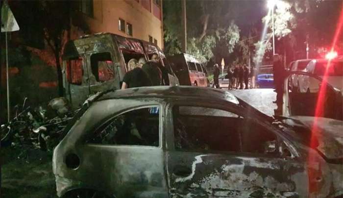 Ζωγράφου: Βγήκαν από την Πανεπιστημιούπολη και έκαψαν 5 σχολικά, 3 ΙΧ και 3 μοτοσικλέτες