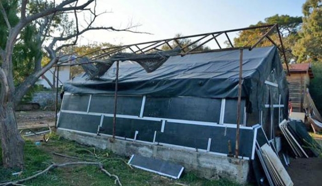 Φτιάχνοντας σκηνές από τις βάρκες των μεταναστών- Ο νεαρός Αρχιτέκτονας Τζέι Μέξης βρήκε τρόπο ν’ αξιοποιηθούν τα “σκουπίδια” των παραλιών