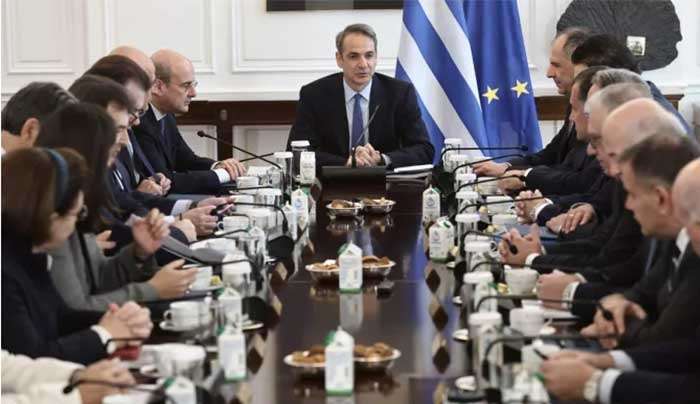 Τα «γκάζια» στους υπουργούς και η σύσταση για αποφυγή υπερβολών