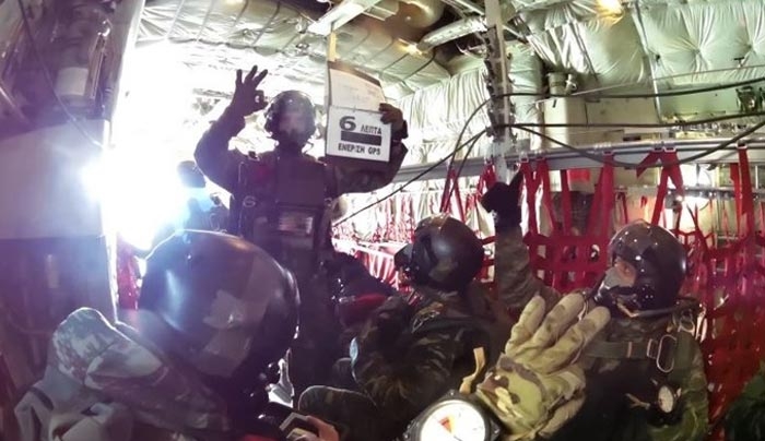 Εντυπωσιακά άλματα αλεξιπτωτιστών στη στρατιωτική άσκηση «Ηνίοχος» - ΒΙΝΤΕΟ