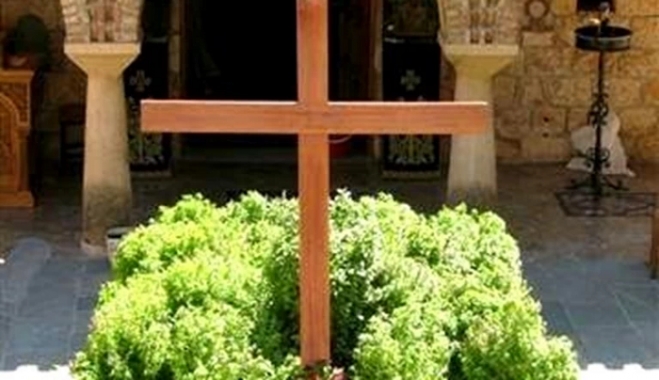 Tου Σταυρού: Τι γιορτάζουμε στις 14 Σεπτεμβρίου - Γιατί νηστεύουμε από το λάδι - Ο βασιλικός και το προζύμι της χρονιάς