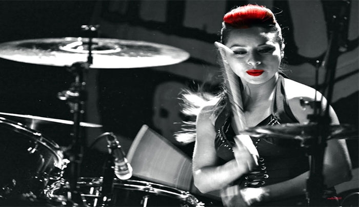 Η Lux Drummerette Χτυπάει τα τύμπανα φορώντας τα ψηλοτάκουνα (Video)