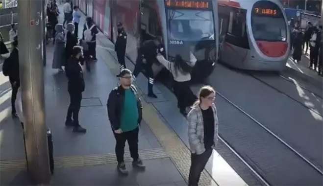 Τουρκία: Καρέ καρέ η στιγμή που εργαζόμενος ασφαλείας σώζει κοπέλα δευτερόλεπτα πριν την χτυπήσει το τραμ | Video