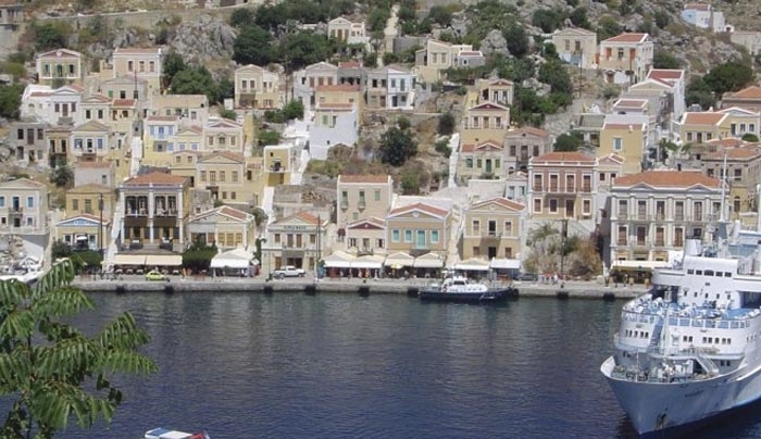Η Σύμη κινδυνεύει να χάσει πολυτελείς θαλαμηγούς και μεγιστάνες από δύο… σημαδούρες!