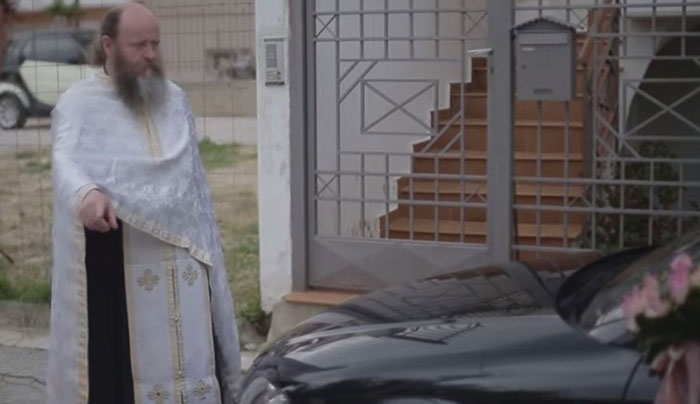 Ο Παπάς τα πήρε στο κρανίο με την αργοπορία της νύφης (Video)