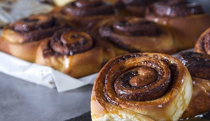 Cinnamon Rolls με σάλτσα καραμέλας