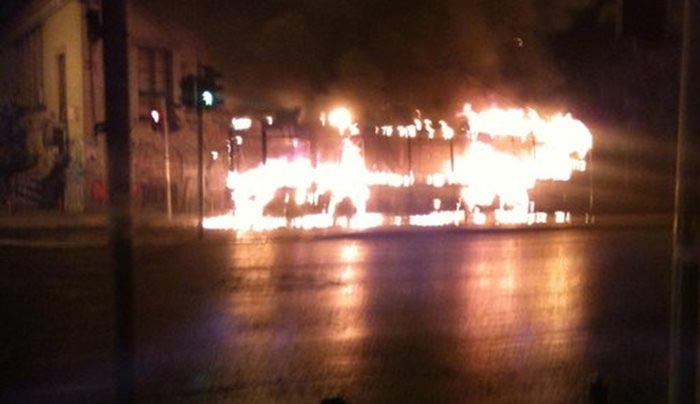 Κατέβασαν τους επιβάτες και πυρπόλησαν τρόλεϊ στην Πατησίων!