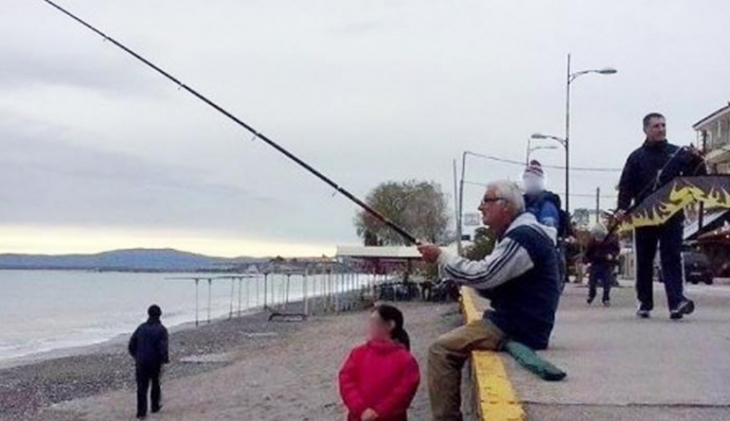 Καλαματιανή πατέντα! Θεούλης πετάει χαρταετό με... καλάμι ψαρέματος! (BINTEO)