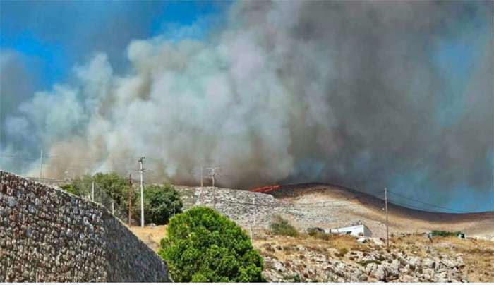Σε εξέλιξη πυρκαγιά που σύμφωνα με πληροφορίες ξεκίνησε από περιοχή Βουτσάνι της Καλύμνου και έχει κατευθυνθεί με μεγάλη ταχύτητα προς Νότια