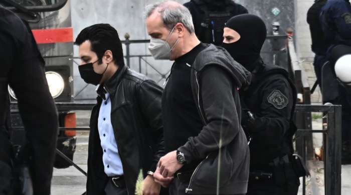 Κολωνός: Με σκυμμένο το κεφάλι άκουσε τα ισόβια ο Μίχος - Χειροκρότησαν οι 17 για την αναστολή, αποφυλακίζεται η μητέρα