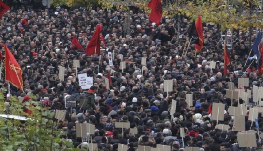 Φωτιά στα Βαλκάνια από το Κόσοβο – Δημιουργεί στρατό