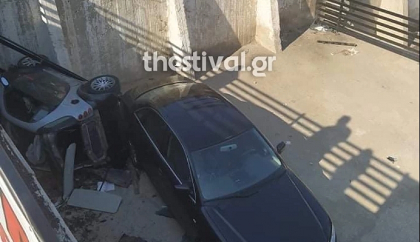 Καταδίωξη στη Θεσσαλονίκη: Αυτοκίνητο με Ρομά &quot;προσγειώθηκε&quot;σε πάρκινγκ - Είχαν κλέψει κρέμες προσώπου από σούπερ μάρκετ