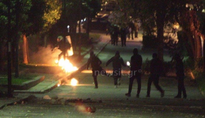 Νύχτα "κόλαση" στα Εξάρχεια! Μολότοφ, πετροπόλεμος και επεισόδια [φωτό]