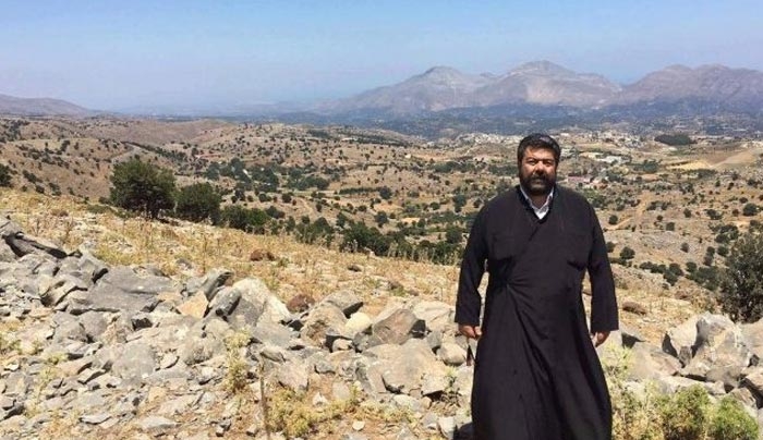 Ο παπα – Ανδρέας από την Κρήτη «γκρεμίζει» τον Ζουράρι για τα νησιά
