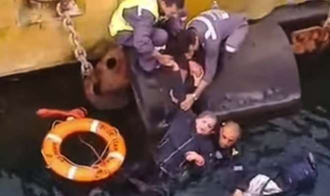 Γυναίκα βρέθηκε στη θάλασσα στο λιμάνι του Πειραιά – Την έσωσαν στελέχη του Λιμενικού