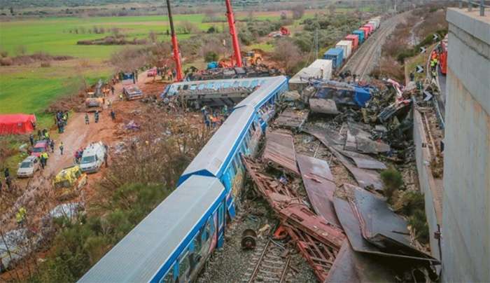 Αποζημίωση 400 χιλ. ευρώ σε οικογένεια θύματος των Τεμπών – Το κράτος υπεύθυνο για την κατάσταση του σιδηροδρόμου, λέει το δικαστήριο