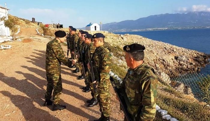 Ο Α/ΓΕΣ Αντιστράτηγος Α.Στεφανής με στρατιώτες στην ακριτική Καλόλιμνο