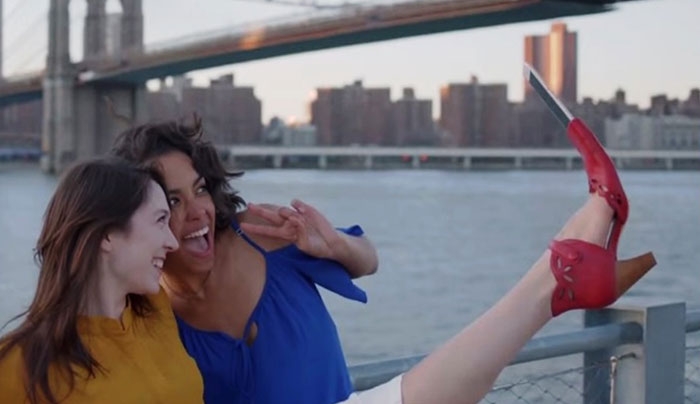 Εσύ θα φορέσεις τα Νέα Selfie Shoes; (Video)