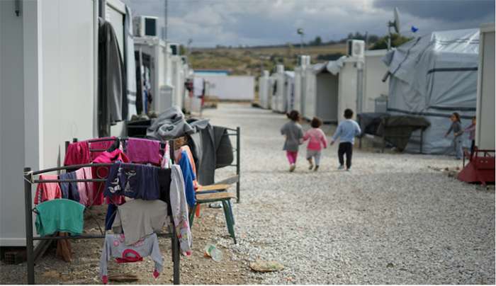 Ξεμπλοκάρουν άμεσα 90.000 εκκρεμείς άδειες διαμονής – Τι προβλέπει το νομοσχέδιο