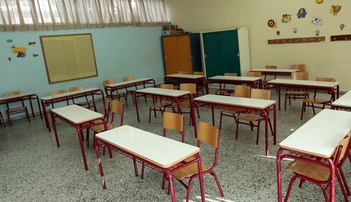 Δάσκαλος κλείδωσε μαθητές Δημοτικού στην τάξη και τους πέταγε ό,τι έβρισκε μπροστά του!