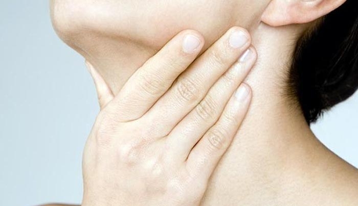 Θυρεοειδής: Πώς γίνεται η αυτοεξέταση με ψηλάφηση (ΒΙΝΤΕΟ)