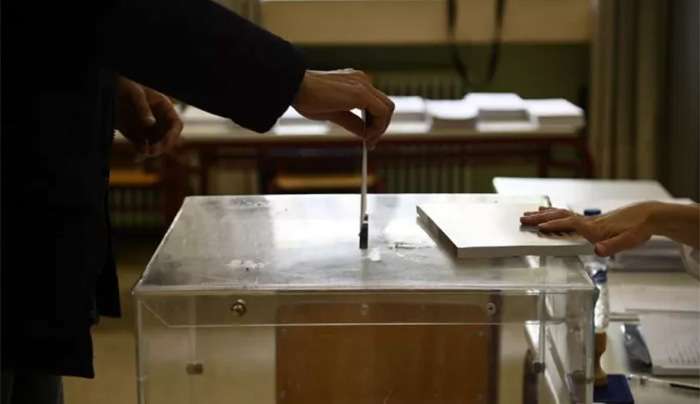 Δημοσκόπηση ΣΚΑΪ: Πρωτιά ΝΔ με 27,5% - Στη 2η θέση ΠΑΣΟΚ και Πλεύση Ελευθερίας με 14% - Πώς βλέπουν οι πολίτες Τέμπη και ανασχηματισμό