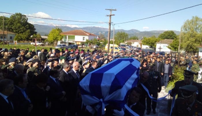 Η κηδεία του συνταγματάρχη Θωμά Αδάμου - Συγκλονίζει ο θρήνος της γυναίκας του [φωτό]