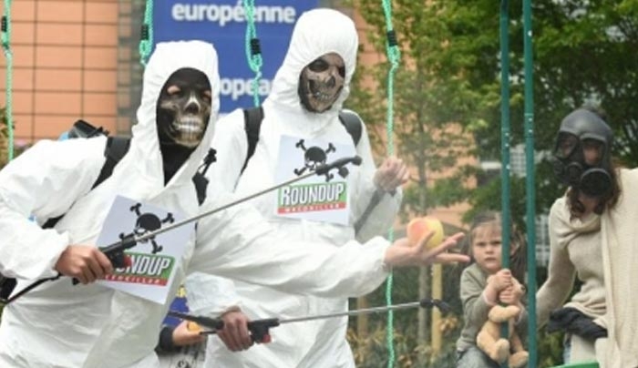 Ψεκάζουν τα πάντα με τοξικό ζιζανιοκτόνο, ύποπτο για καρκινογενέσεις