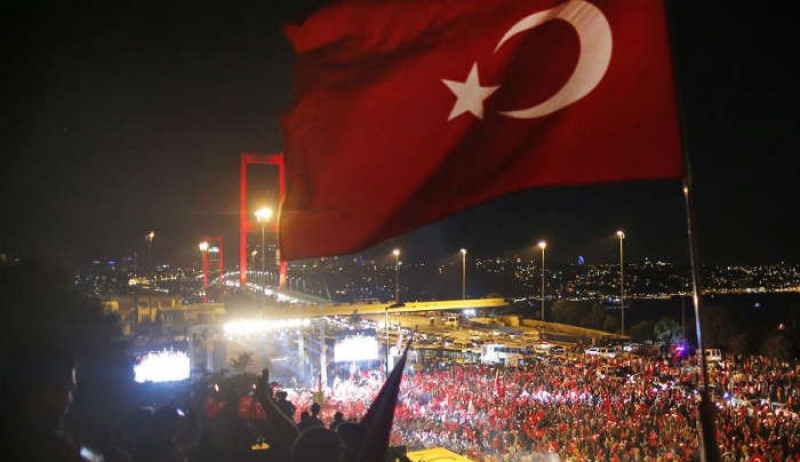 Παρανοϊκή δήλωση Τούρκου πολιτικού: «Η σημαία μας θα κυματίσει ξανά στην Αθήνα»