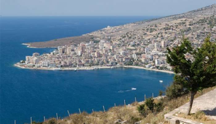 Ο λόφος με το Κάστρο Lekursi, δεσπόζει πάνω από τους Αγίους Σαράντα | Πηγή φωτο: pixabay.com