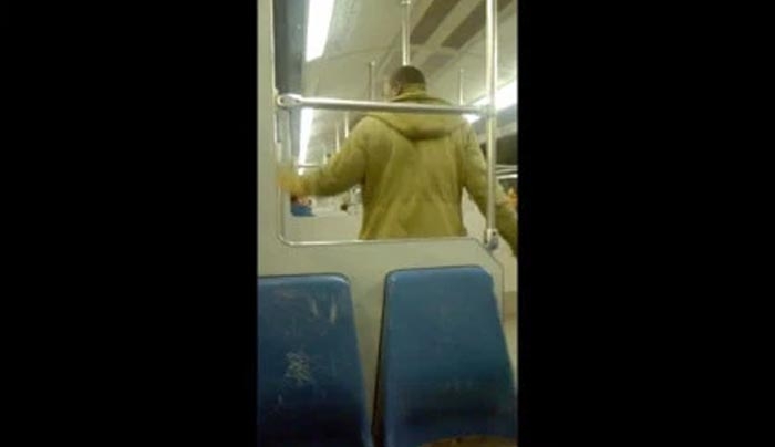 Οργή στο διαδίκτυο με τον υπάλληλο security που θέλει αναίτια να βγάλει Αφρικανό μετανάστη από βαγόνι του ΗΣΑΠ