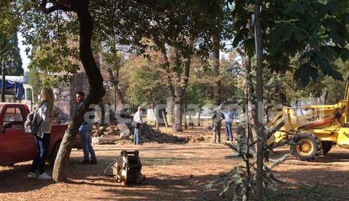 Τρίπολη: Σκάβουν την πλατεία γιατί ψάχνουν «χαμένο θησαυρό»!