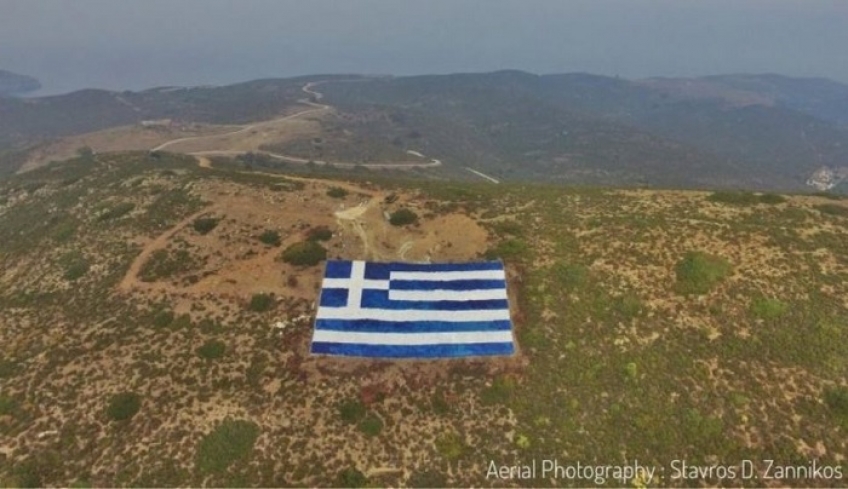 Οινούσσες: Κάτοικοι απαντούν στις τουρκικές προκλήσεις με μια τεράστια ελληνική σημαία