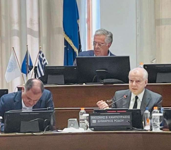 Ο Βασίλης Α. Υψηλάντης στη συζήτηση για τις πυρκαγιές στο Δημοτικό Συμβούλιο Δήμου Ρόδου και στις θρησκευτικές τελετές  για τον προστάτη της Μεσαιωνικής Πόλης Ρόδου Άγιο Φανούριο