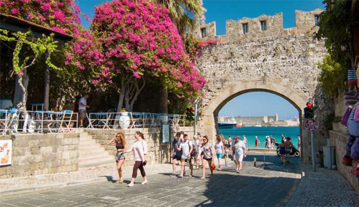 Booking.com: Τι δείχνουν οι αναζητήσεις για Ελλάδα τον Αύγουστο