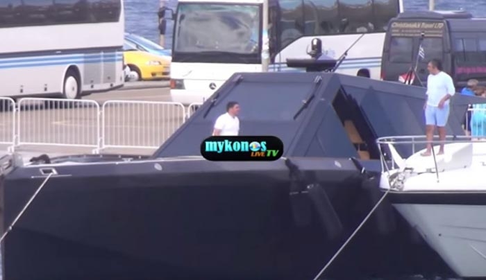 To σκάφος του... Μπάτμαν στη Μύκονο - ΒΙΝΤΕΟ