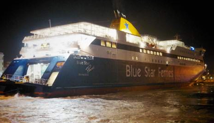 Πρόσκρουση του Blue Star Paros στο λιμάνι του Πειραιά